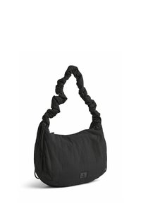 Sort taske lavet af letvægtsstof med et krøllet rem. Den har en glat, afrundet krop og en lynlåsåbning. Minimalistisk design.