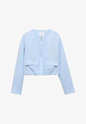 Gekürzte hellblaue Jacke aus weichem Material; verfügt über einen Frontreißverschluss, einen runden Halsausschnitt und zwei aufgesetzte Taschen auf der Brust.