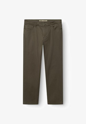 Proste spodnie w kolorze oliwkowej zieleni z przednimi kieszeniami, szlufkami na pasek i zapięciem na guziki, prezentowane na płasko na białym tle.