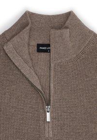 Brązowy sweter dzianinowy z wysokim kołnierzem, pół-zamkiem i fakturowanym materiałem. Metka zawiera napis "PAKO LOPEZ" na czarno, rozmiar M.