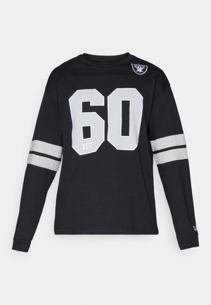 Maglietta nera a maniche lunghe con scollo rotondo, presenta un "60" bianco e strisce grigie sulle maniche. Include un logo sulla parte superiore sinistra del petto.