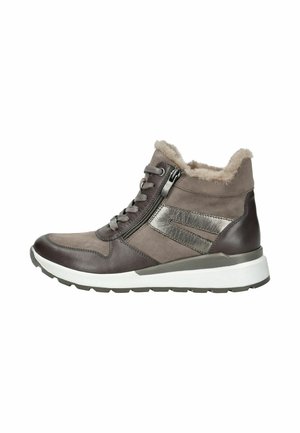 Botte de sneaker d'hiver grise et brune avec doublure en fourrure, fermeture éclair latérale, lacets, semelle texturée et accent métallique sur le côté.