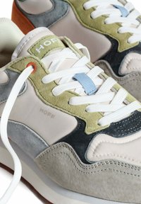 Sneaker grigia, verde e blu realizzata in suede e mesh, con lacci bianchi e suola in gomma testurizzata; presenta il marchio "HOFF" sul lato.