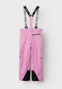 Pantaloni da neve rosa con accenti neri, bretelle regolabili, tasche cargo, tasca posteriore con cerniera e un design leggermente affusolato alle caviglie.