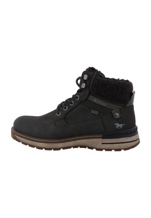 Schwarzer hoher Winterstiefel mit Fellfutter, Schnürung vorne, brauner Sohle und Mustang-Markenlogo an der Seite.