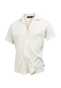 Chemise crème à manches courtes en tissu texturé, avec col et motif subtil de rayures verticales, présentée sur un fond blanc.