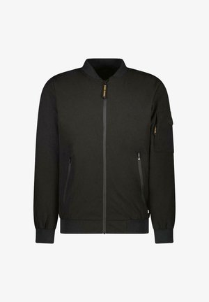 Zwarte bomberjack van lichtgewicht stof, met een ritssluiting aan de voorkant, geribbelde manchetten en een zak aan de bovenarm. Glad oppervlak, minimalistisch ontwerp.