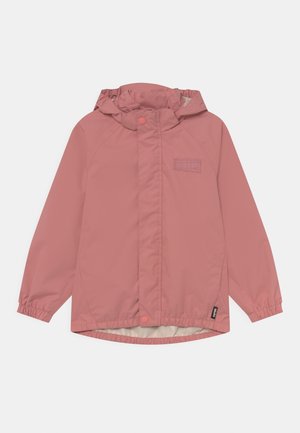 Chaqueta de lluvia para niños con capucha en rosa polvo, con botones a presión, puños elásticos y una pequeña etiqueta negra de la marca en el lateral inferior.