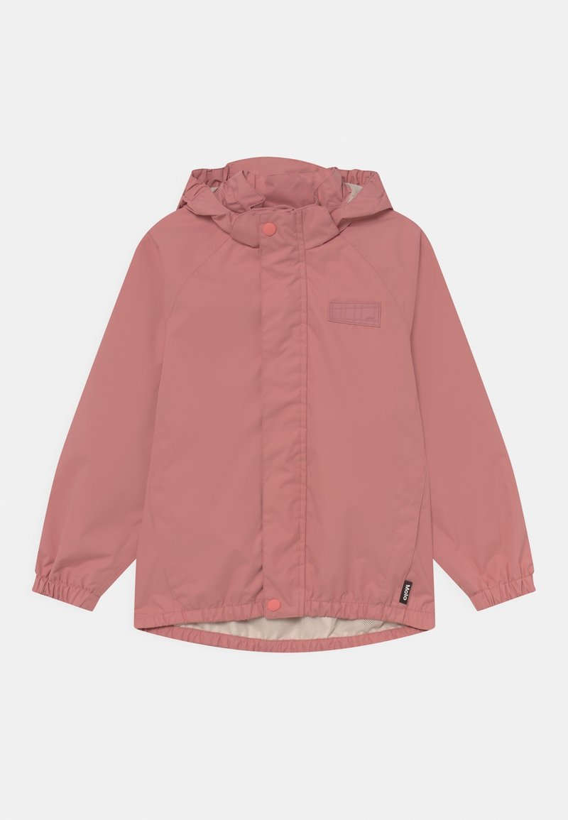 Imperméable à capuche pour enfants de couleur rose poudré, avec des boutons-pression, des poignets élastiques et une petite étiquette de marque noire sur le côté inférieur.