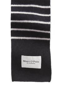 Écharpe à rayures bleu marine en tissu doux, avec des rayures horizontales blanches et une étiquette portant le logo "Marc O'Polo".