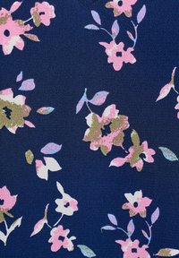 Tessuto blu navy con stampa floreale di fiori rosa e verdi, accompagnato da accenti azzurri e una trama testurizzata.