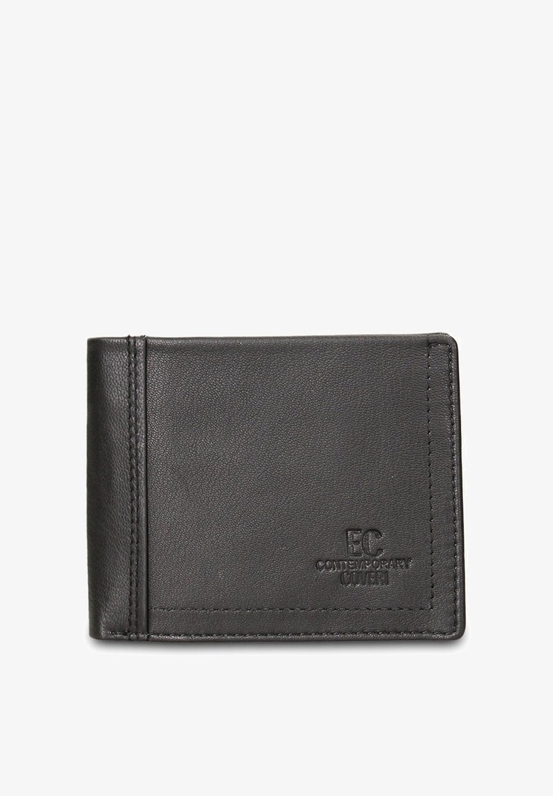 Zwarte leren portemonnee met een gladde textuur, voorzien van een kaartgleuf en een geperst logo aan de voorkant. Heeft minimalistische stikseldetails.
