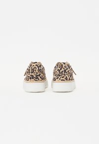 Leopardmønstret sneakers med en blød tekstiloverdel, der har en hvid gummisål og en lynlås bagpå for nem påtagning.