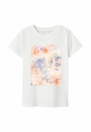 Witte katoenen t-shirt met een aquarelontwerp in pasteltinten. Het ontwerp bevat bloemmotieven en de tekst "Love Forever" in het roze.
