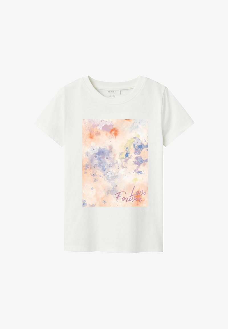 Baltos medvilninės marškinėliai, papuošti akvarelės dizainu pastelinėmis spalvomis. Dizainas apima gėlių raštus ir tekstą "Meilė Amžinai" rožinės spalvos.