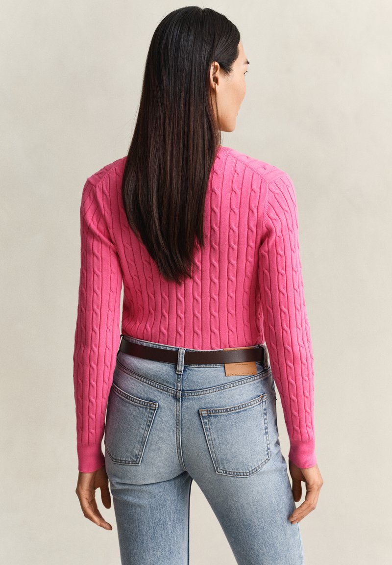 GANT V-NECK MIT ZOPFMUSTER - Svetr - bright fuschia