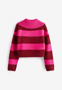 Gehaakte trui met brede horizontale strepen in tinten roze en rood. Ribgebreide kraag en manchetten, cropped lengte, zachte textuur.