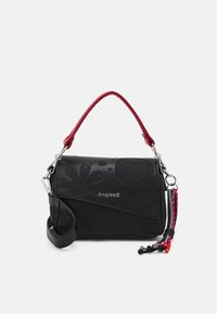 Borsa in pelle nera con motivi floreali in rilievo, manico rosso e tracolla staccabile, ferramenta in argento, forma rettangolare compatta.