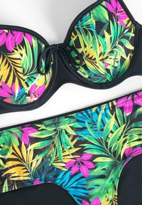 Zestaw kostiumu kąpielowego z czarnym biustonoszem w kolorowy tropikalny wzór liści w odcieniach zieleni, różu i żółci, połączony z pasującymi majtkami.