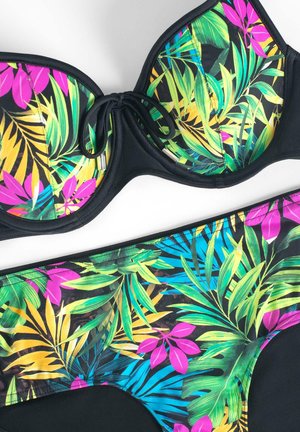 Zestaw kostiumu kąpielowego z czarnym biustonoszem w kolorowy tropikalny wzór liści w odcieniach zieleni, różu i żółci, połączony z pasującymi majtkami.