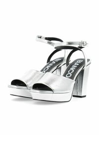 Zilveren platform sandalen met een gestructureerde afwerking, open teen, verstelbare enkelband en een chunky hak. Zwarte binnenvoering en zool.