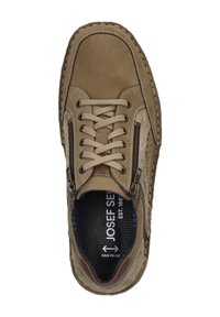 Hnědé semišové a kožené tenisky s vyšitými detaily, extra širokým střihem, šněrováním vpředu a bočními zipy pro snadné obutí.