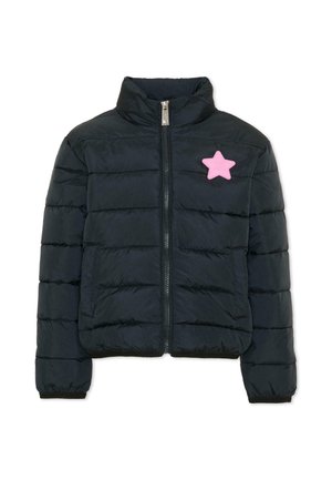 Chaqueta acolchada negra con cremallera frontal y mangas largas, con un pequeño parche rosa en forma de estrella en la parte superior izquierda del pecho.
