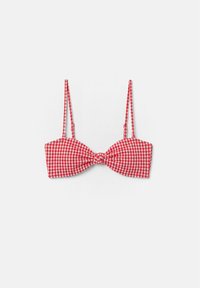 Czerwono-biały top bikini w kratkę gingham z regulowanymi cienkimi ramiączkami i detalem węzła z przodu, ułożony płasko na białym tle.