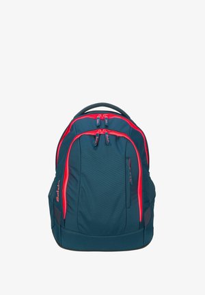 Dunkel petrolfarbener Rucksack mit leuchtend roten Reißverschlüssen, mehreren Fächern, einem oberen Griff und gepolsterten Seiten zur Unterstützung.