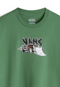 Grünes Baumwoll-T-Shirt mit einem Grafikdesign eines Autos mit einem weißen Pflug und dem Wort "VANS" in stilisierter schwarzer Schrift darüber. Klassisches Schnittdesign.