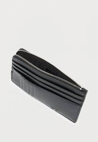 Czarny skórzany portfel o fakturowanej powierzchni, z zamkiem błyskawicznym, wieloma przegródkami na karty oraz poziomymi przeszyciami.