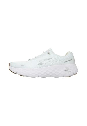 Zapatilla deportiva blanca Skechers con suela gruesa acolchada, parte superior de malla, diseño con cordones y logotipo en el lateral y en la suela.
