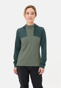 Langärmliger Kapuzenpullover in zwei Grüntönen, mit nahtlosem Design und weichem, dehnbarem Stoff für Komfort und Bewegungsfreiheit.