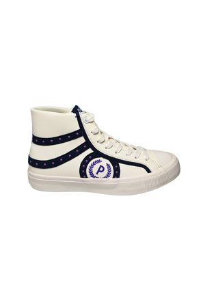 Sneaker bianca alta con strisce nere e borchie viola, con un logo rotondo con la lettera P sul lato.