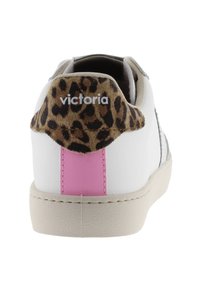 Zapatilla blanca con talón de ante con estampado de leopardo, franja de acento rosa y panel lateral metálico. Suela de goma, diseño minimalista.