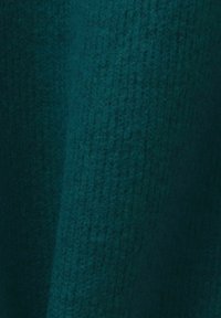 Tissu en laine bleu sarcelle foncé tricoté avec un motif texturé visible et une surface douce et duveteuse.