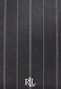 Μαύρος υφασμάτινος καμβάς με στενές λευκές ρίγες, υφή και το λογότυπο "RLL" σε ασημί στην κάτω δεξιά γωνία.