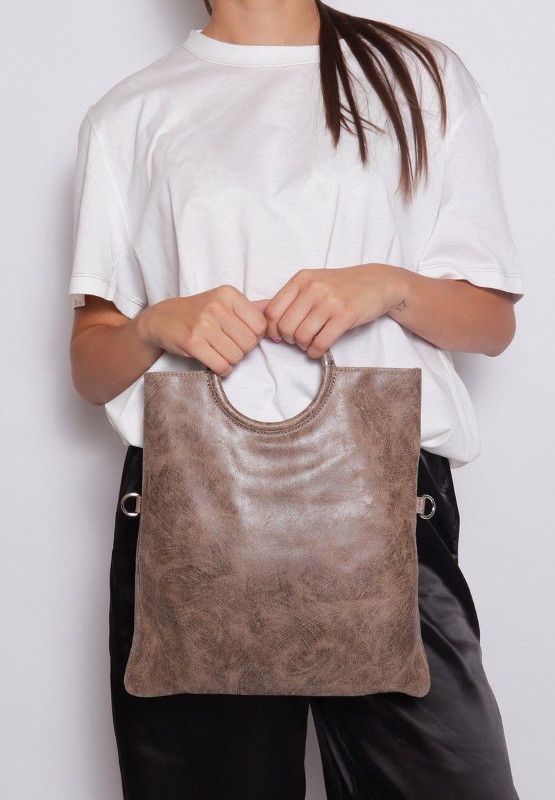 Borsa tote in pelle marrone con una superficie liscia, manico superiore arrotondato e dettagli hardware laterali. La borsa presenta un design rettangolare minimalista.