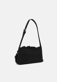 Borsa a spalla nera rettangolare con tracolla regolabile e dettagli arricciati sulla parte superiore, su uno sfondo bianco semplice.