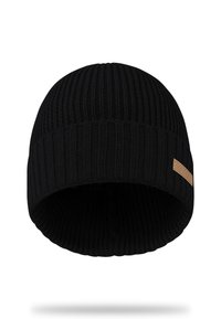 Schwarze Strickmütze mit geribbelter Textur, ausgestattet mit einem umgeschlagenen Saum und einem hellbraunen Logo-Patch an der Seite.