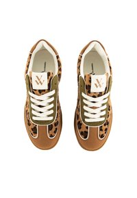 Baskets à lacets avec un dessus à imprimé léopard, des accents vert olive, du nubuck marron et des lacets blancs, avec un patch logo blanc sur la languette.