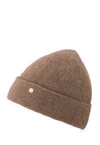 Brązowa wełniana czapka beanie o gładkiej fakturze, zwężającym się kształcie i z podwiniętym brzegiem. Posiada mały, okrągły metalowy akcent z boku.