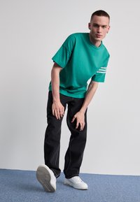 adidas Originals NEU - Apdrukāts T-krekls - active green