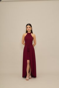 Μπορντό φόρεμα με τιράντες halter, εφαρμοστό μπούστο και αέρινη φούστα με σκίσιμο. Διαθέτει απαλό ύφασμα, σκίσιμο μέχρι τον αστράγαλο και λαμπερές σανδάλες.