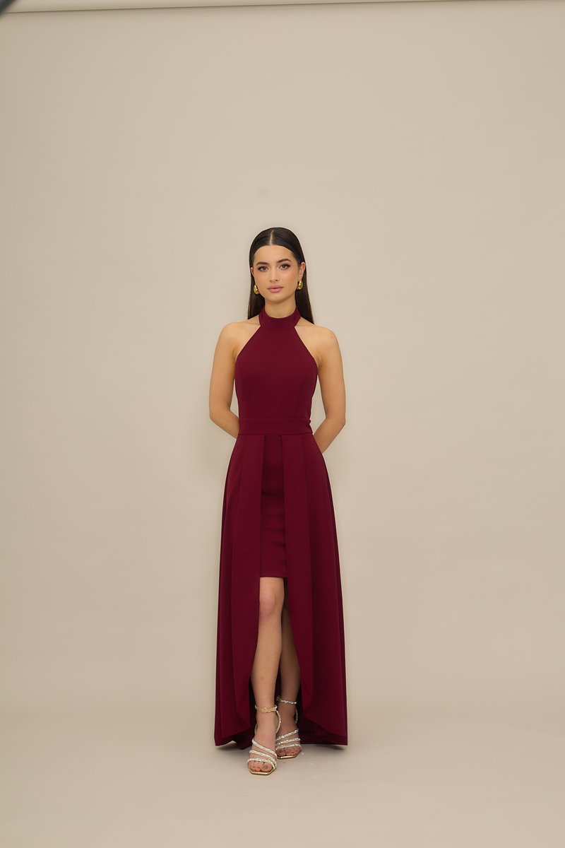 Μπορντό φόρεμα με τιράντες halter, εφαρμοστό μπούστο και αέρινη φούστα με σκίσιμο. Διαθέτει απαλό ύφασμα, σκίσιμο μέχρι τον αστράγαλο και λαμπερές σανδάλες.