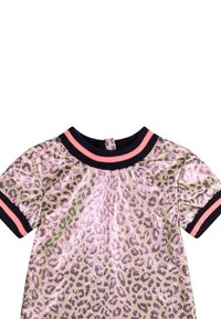 Leopardikuosi mekko kiiltävässä kullassa, jossa on vaaleanpunainen ja musta raidallinen kaulus. Lyhyet hihat, sileä pinta ja napitus selässä.