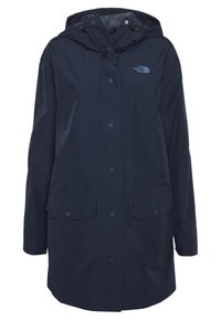 Veste à capuche imperméable bleu marine foncé avec boutons-pression à l'avant et poches à rabat, avec le logo The North Face sur la poitrine.