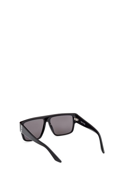 Czarne okulary przeciwsłoneczne z prostokątną oprawką, szarymi soczewkami i błyszczącym wykończeniem. Cechy obejmują smukłe zauszniki z logo.