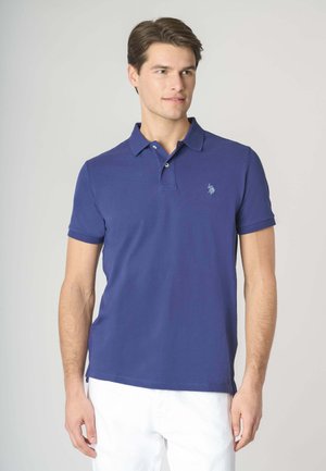 Polo shirt blu navy realizzato in tessuto liscio, dotato di colletto a pieghe, patta con due bottoni e piccolo logo ricamato sul petto.