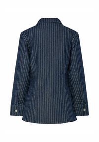 Chaqueta de mezclilla con una base azul oscuro y rayas verticales blancas, mangas largas, un cuello puntiagudo y botones en los puños.